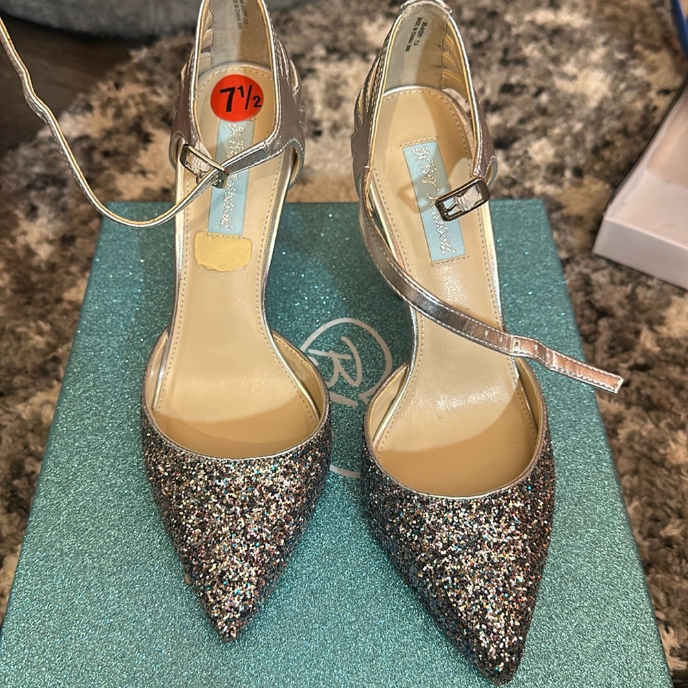 Beautiful brand new Betsey Johnson pump heels